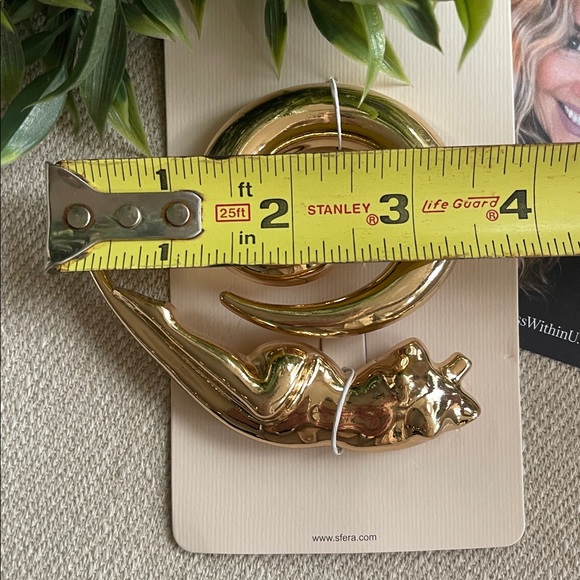 GOLD TONE BROOCH SET - Picture 2 of 3